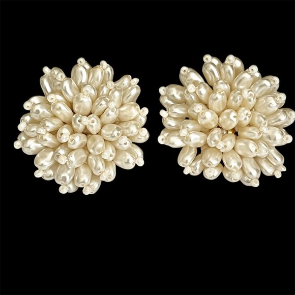Vintage Faux White Pearl Clip On Earrings Beaded Cluster Gold Tone 70s Taiwan - Picture 3 of 11